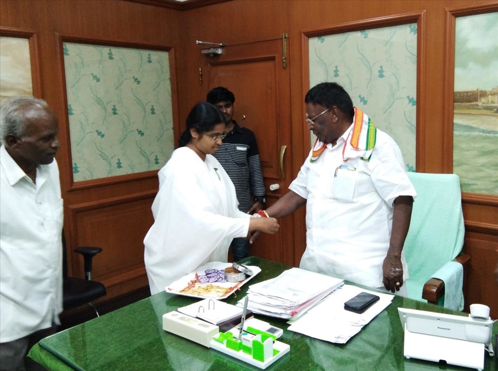 Rakhi News: ​Puducherry- Lt. Governor & Chief Minister Being Tied Rakhi by Brahma Kumaris